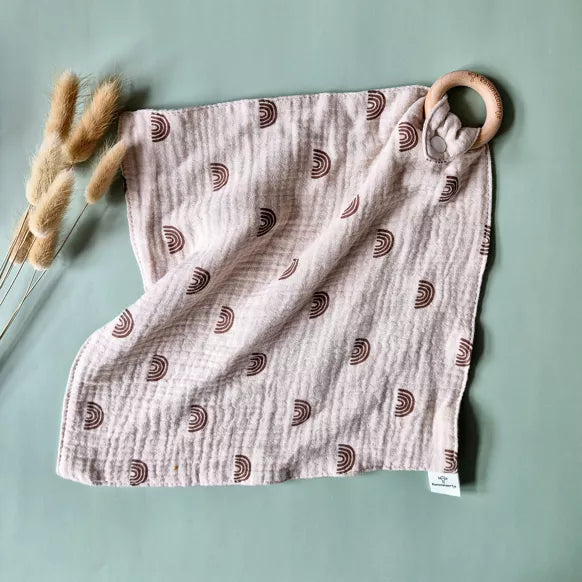 Doudou avec anneau de dentition arc-en-ciel