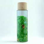 Découvrez notre bouteille sensorielle "Jardin enchanté". Visuelle et sonore, elle est conçue pour éveiller et stimuler les sens des enfants! Remplie de riz coloré vert et de perles en forme de fleurs,🌺 cette bouteille invite les petits explorateurs à la recherche des fleurs cachées dans le riz. Vous pourrez dorénavant retrouvez deux jolies petites coccinelles dans la bouteille !