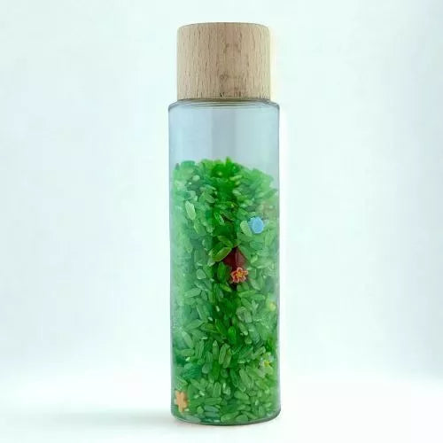 Découvrez notre bouteille sensorielle "Jardin enchanté". Visuelle et sonore, elle est conçue pour éveiller et stimuler les sens des enfants! Remplie de riz coloré vert et de perles en forme de fleurs,🌺 cette bouteille invite les petits explorateurs à la recherche des fleurs cachées dans le riz. Vous pourrez dorénavant retrouvez deux jolies petites coccinelles dans la bouteille !